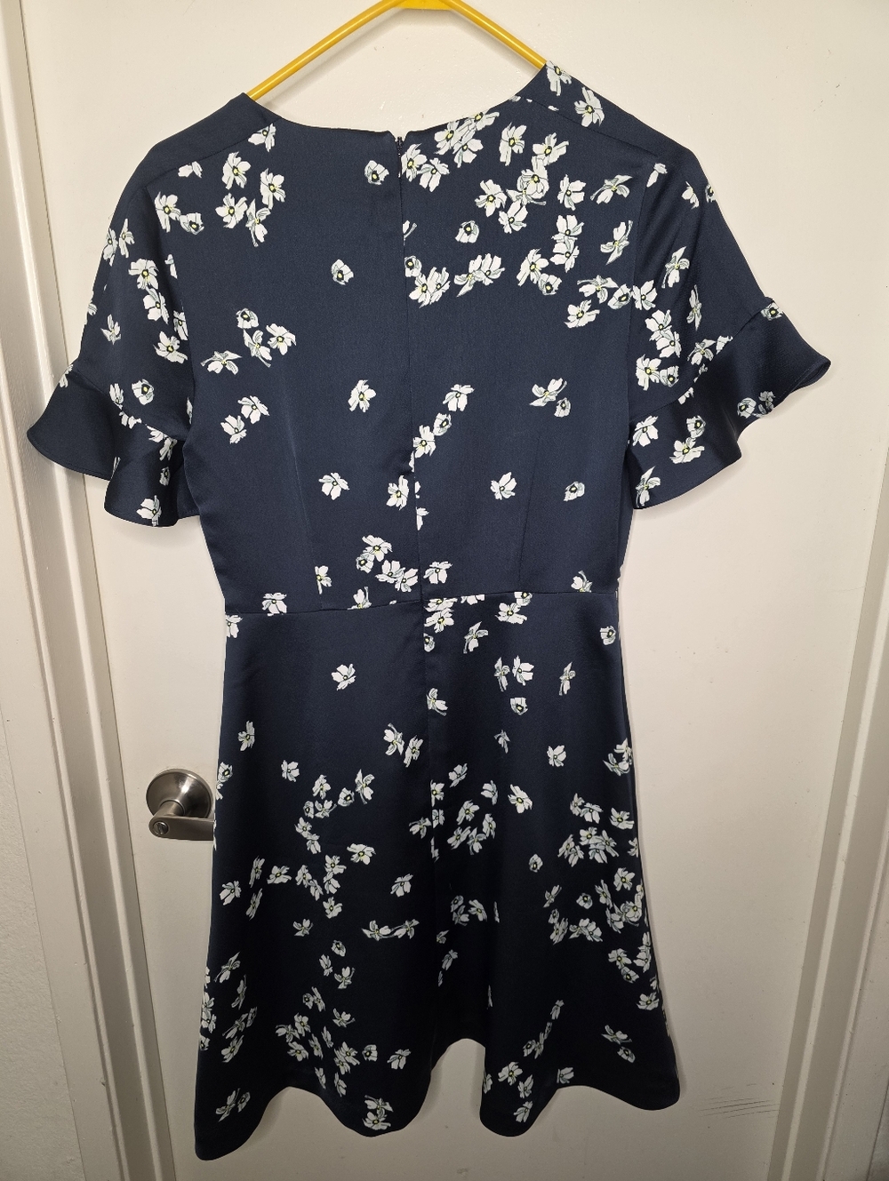 Banana Republic Navy and White Floral V-Neck Midi Dress‎ Size 2 - Picture 6 of 6